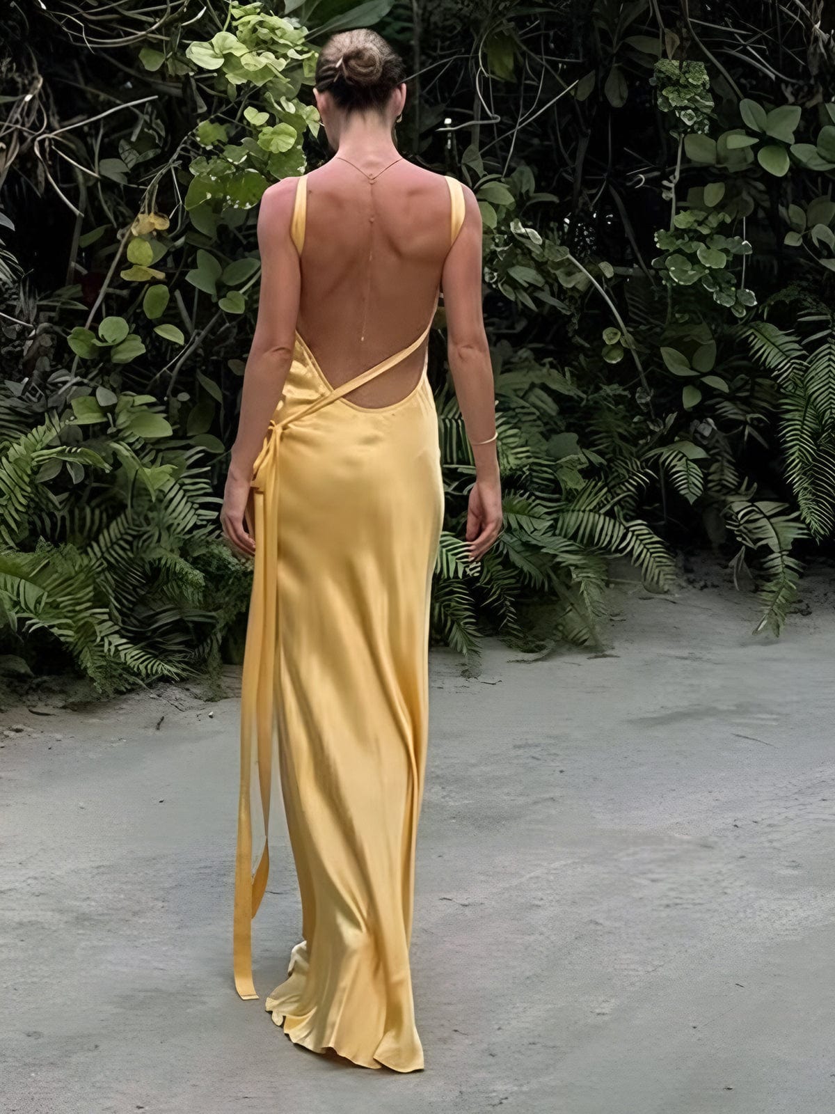 Fenja - Satin backless dress